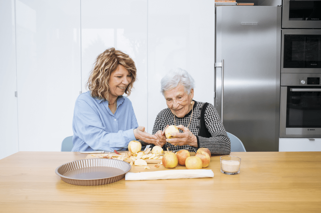 Auxiliaire de vie avec une personne âgée en cuisine