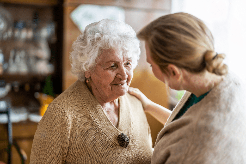 femme âgée avec une aide à domicile
