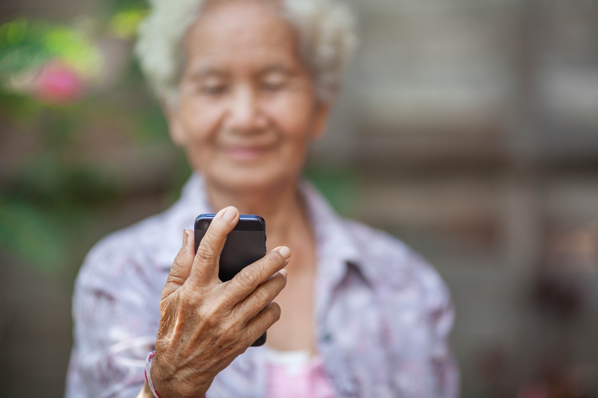 Doro offre des téléphones mobiles aux personnes âgées isolées
