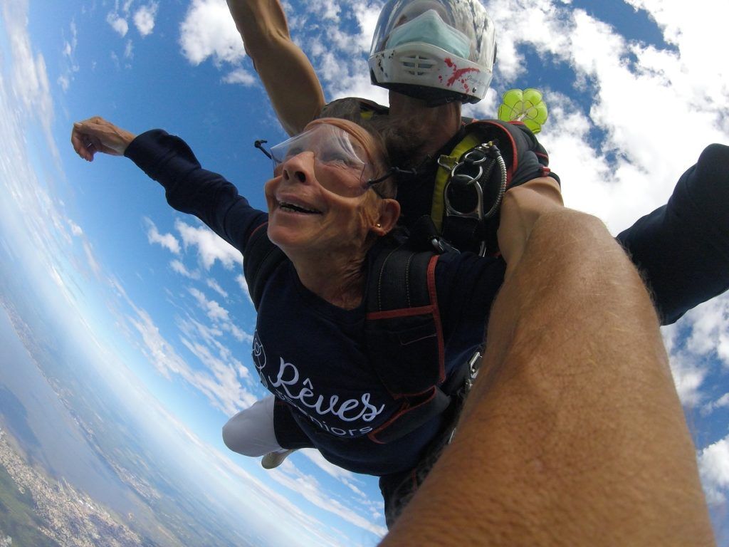 Maïté saute en parachute grâce à l'opération Rêves de Seniors