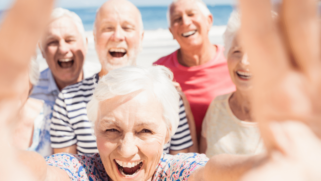 personnes âgées faisant régulièrement un bilan bucco-dentaire, en train de sourire