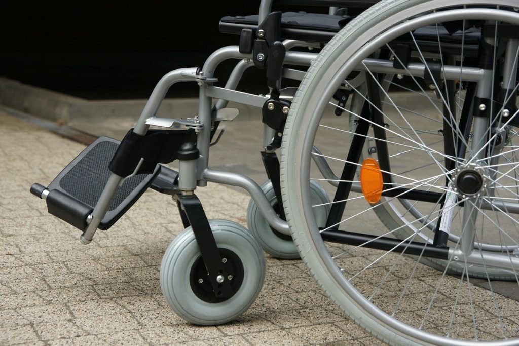 fauteuil roulant pour personne âgée