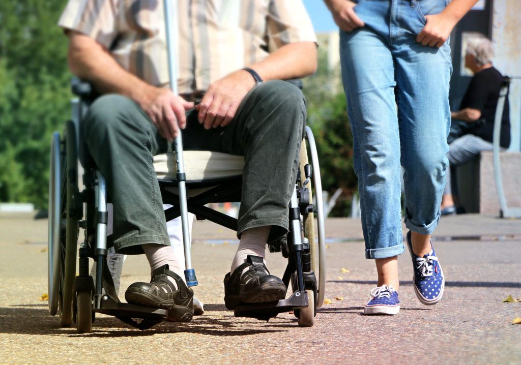 personne âgée et personne jeune qui se promènent ensemble