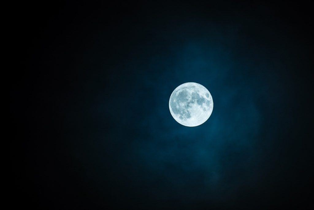 image de la lune pendant la nuit