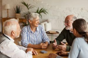 quatre seniors en discussion dans leur logement senior convivial
