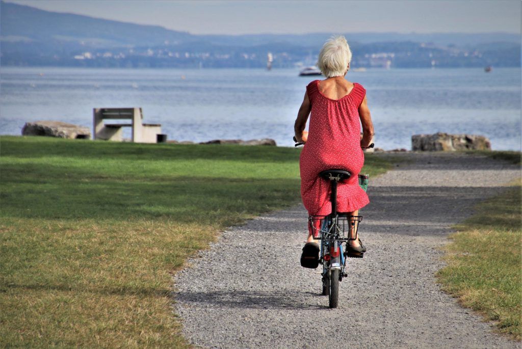 femme âgée sur un vélo