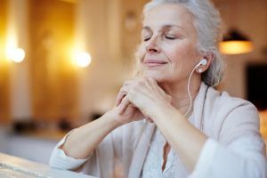 femme âgée en train d'écouter de la musique