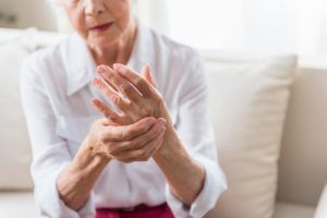 femme âgée atteinte d'arthrose à la main