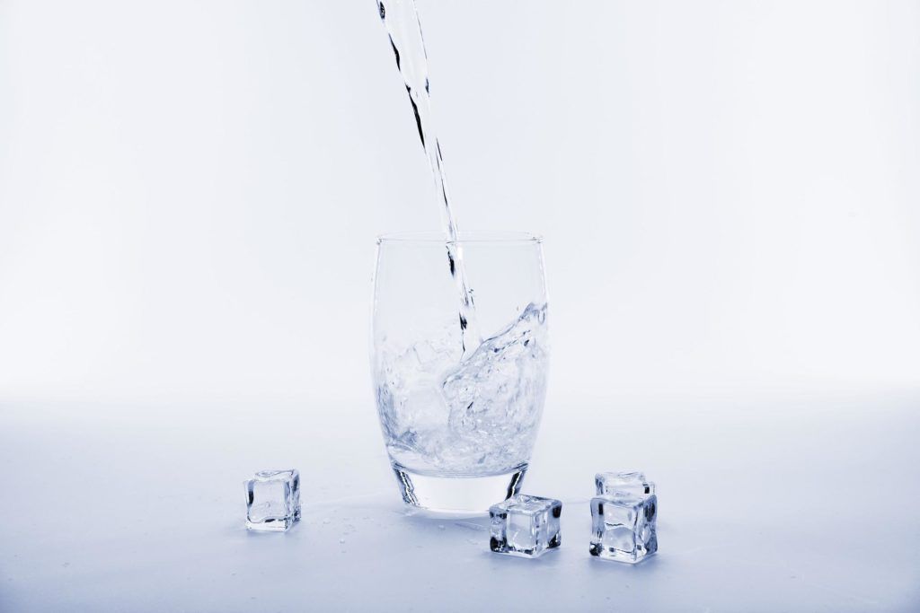 boire de l'eau pour éviter la déshydratation personne âgée