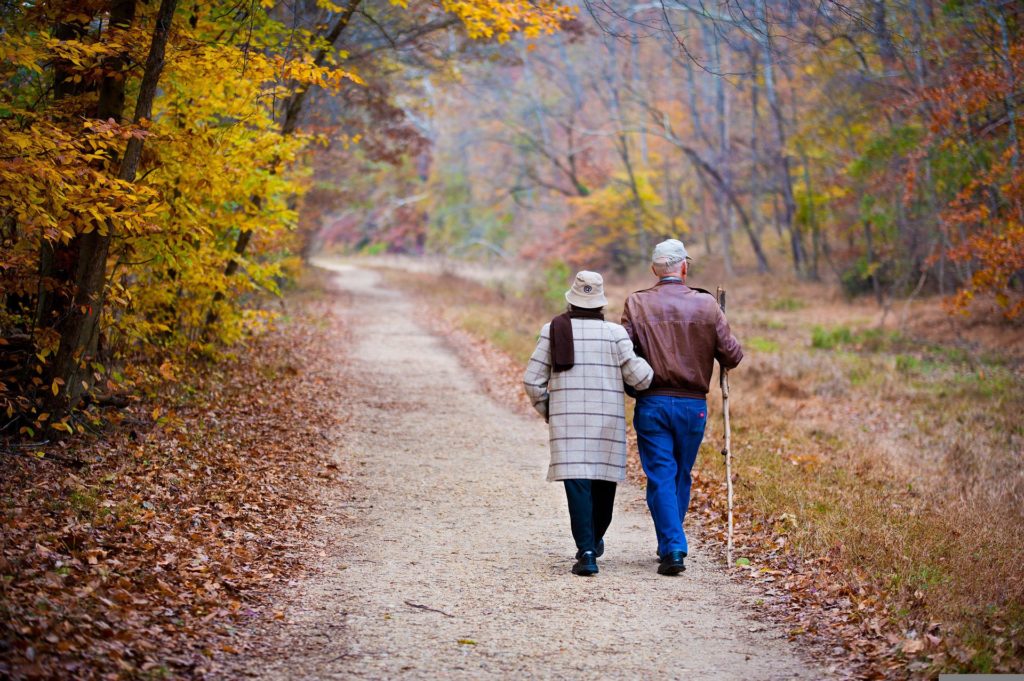 couple âgé ayant surmonté la retraite