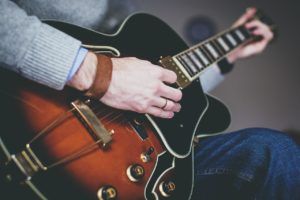 homme âgé jouant de la guitare