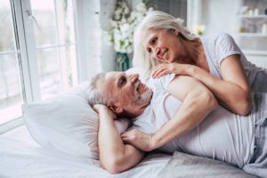 sexualité des seniors - couple de personnes âgées complices dans un lit