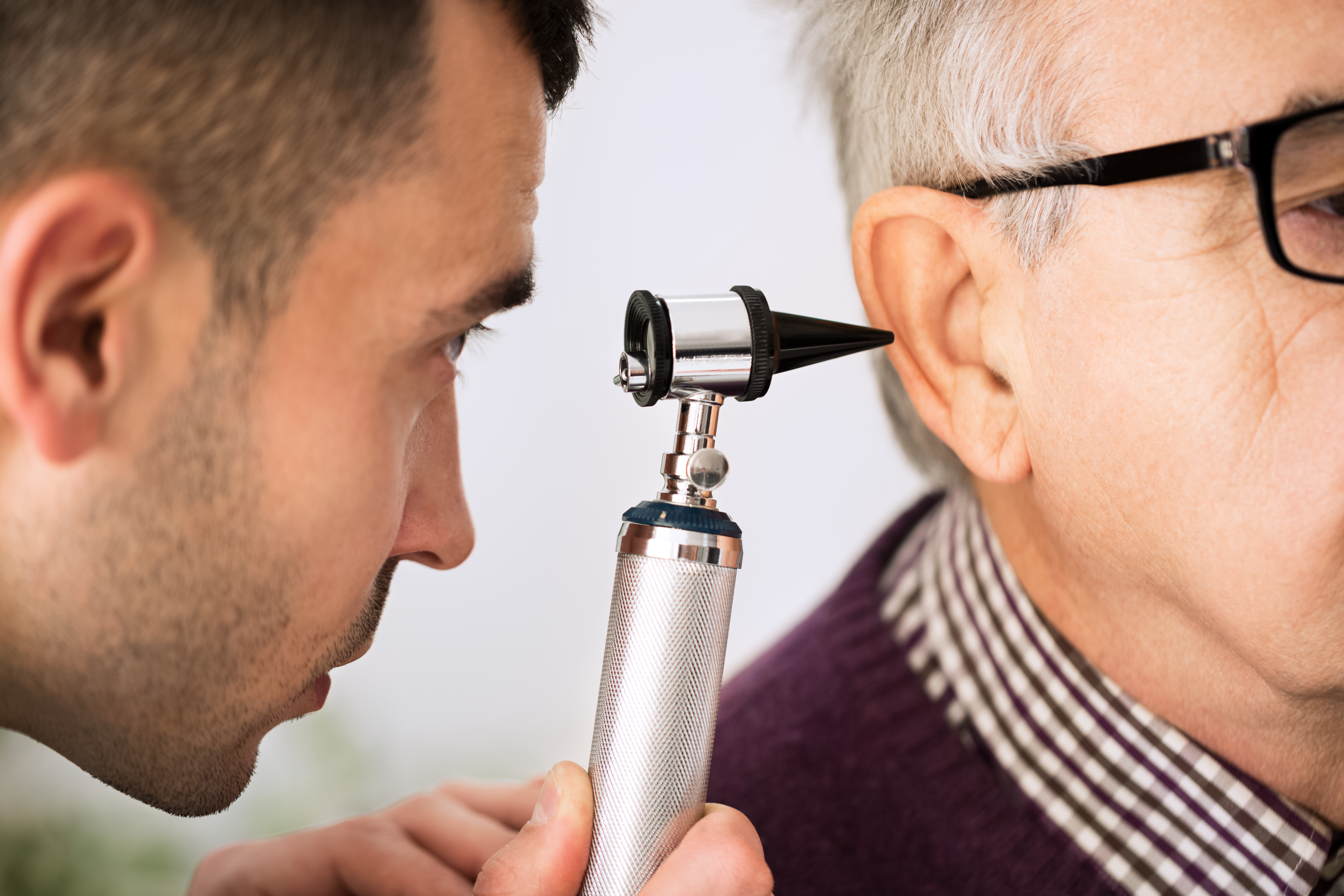 examen de l'oreille senior dans le cadre de la prévention santé